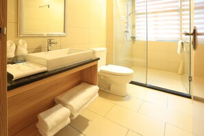 Suite | Badkamer | Een douche, gratis toiletartikelen, pantoffels