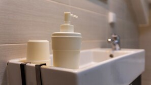 Sèche-cheveux, serviettes fournies