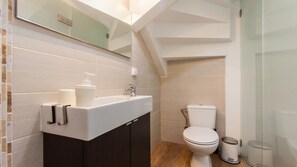 Sèche-cheveux, serviettes fournies