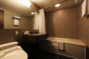 Deluxe Twin Room | Bathroom | Free toiletries, hair dryer, slippers, towels
