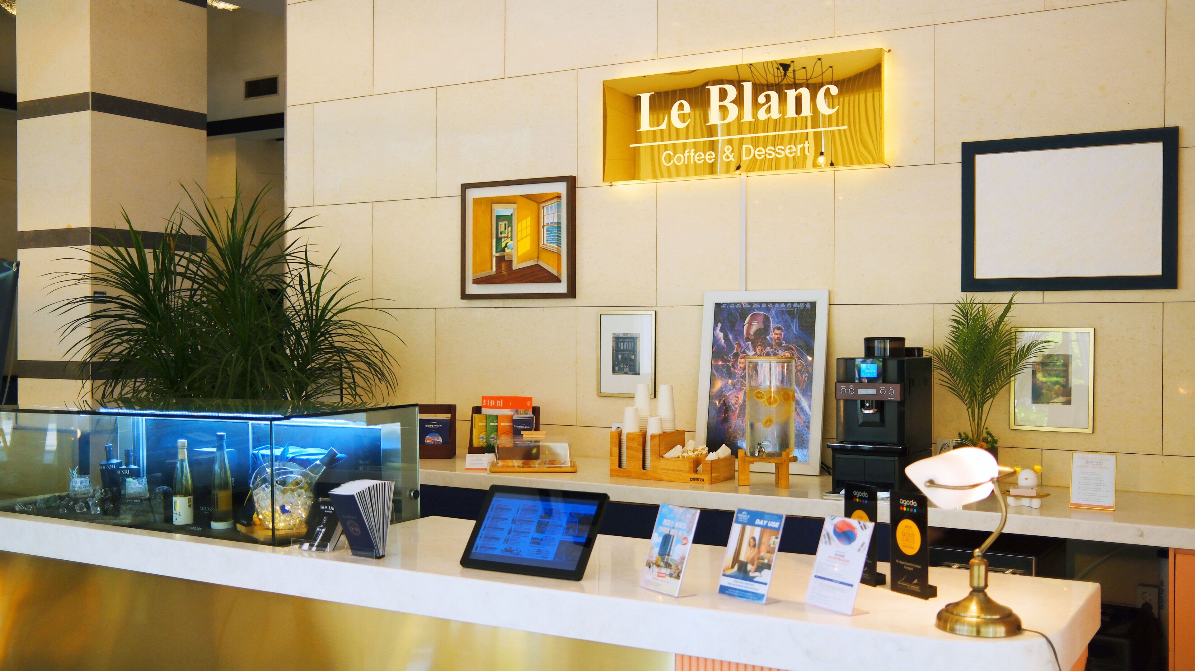Lobby lounge