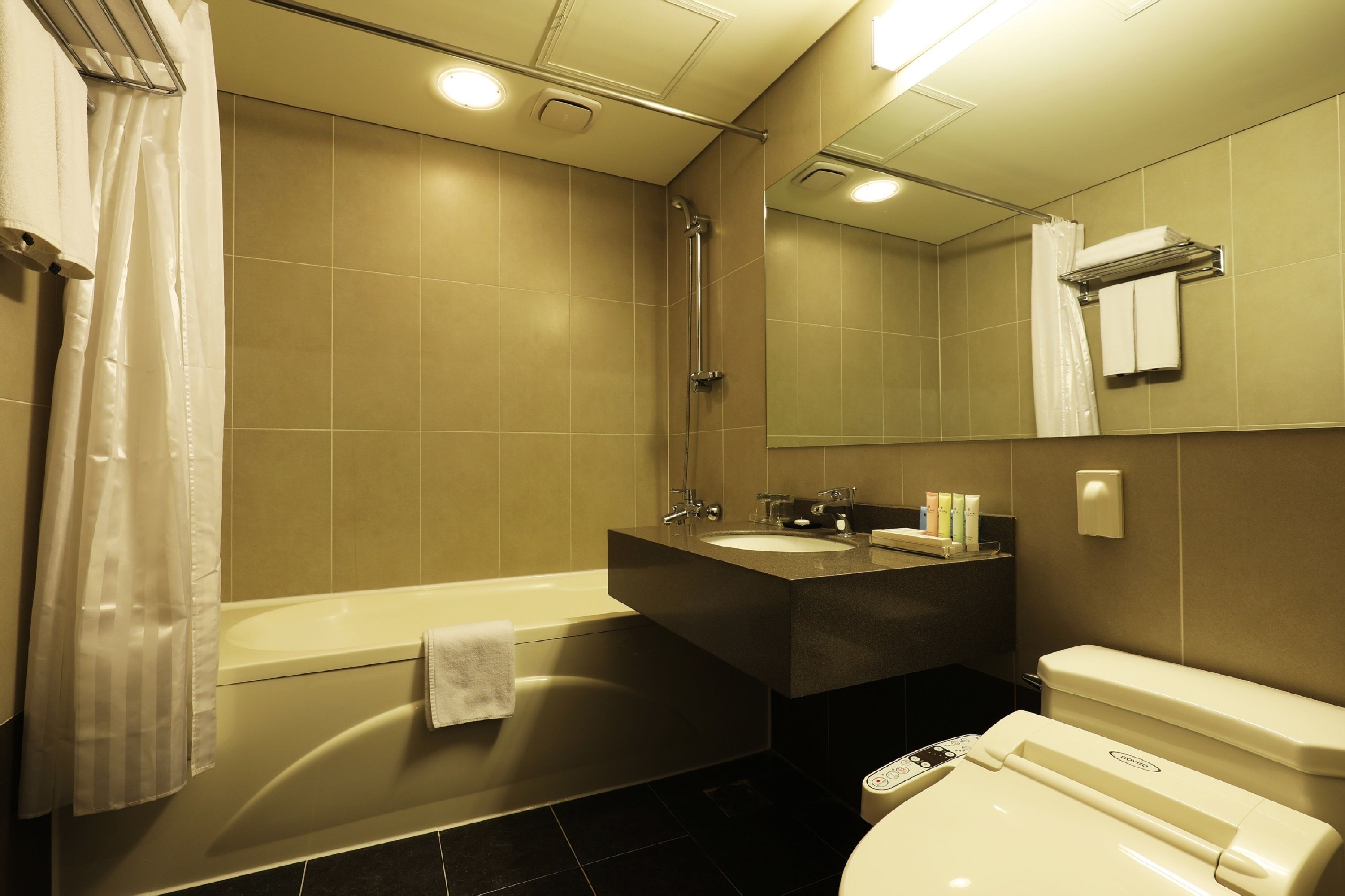 Deluxe tweepersoonskamer | Badkamer | Gratis toiletartikelen, een haardroger, pantoffels, handdoeken