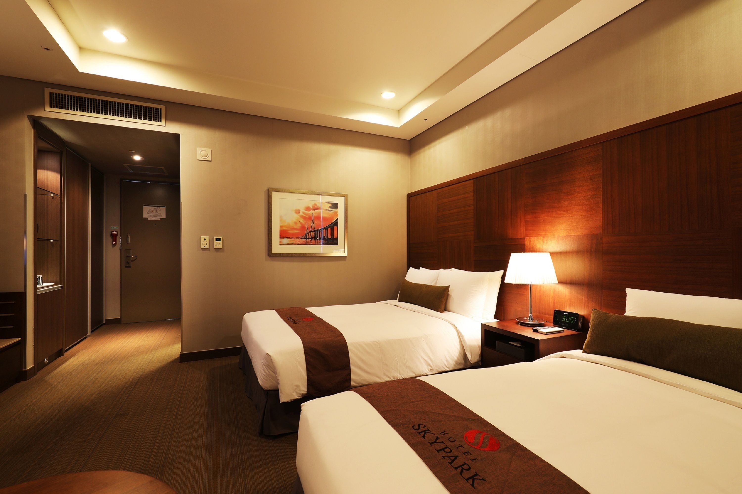 deluxe twin room | premium bedding, in-room safe, desk, blackout curtains