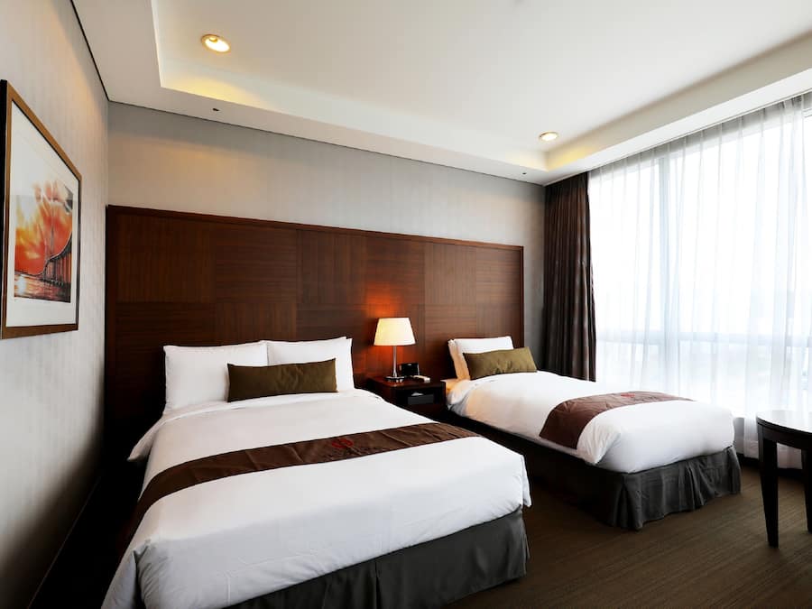 Deluxe Twin Room | Ropa de cama de alta calidad, caja fuerte, escritorio y cortinas opacas