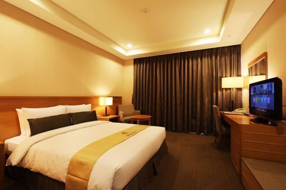 Premium bedding, in-room safe, desk, blackout drapes