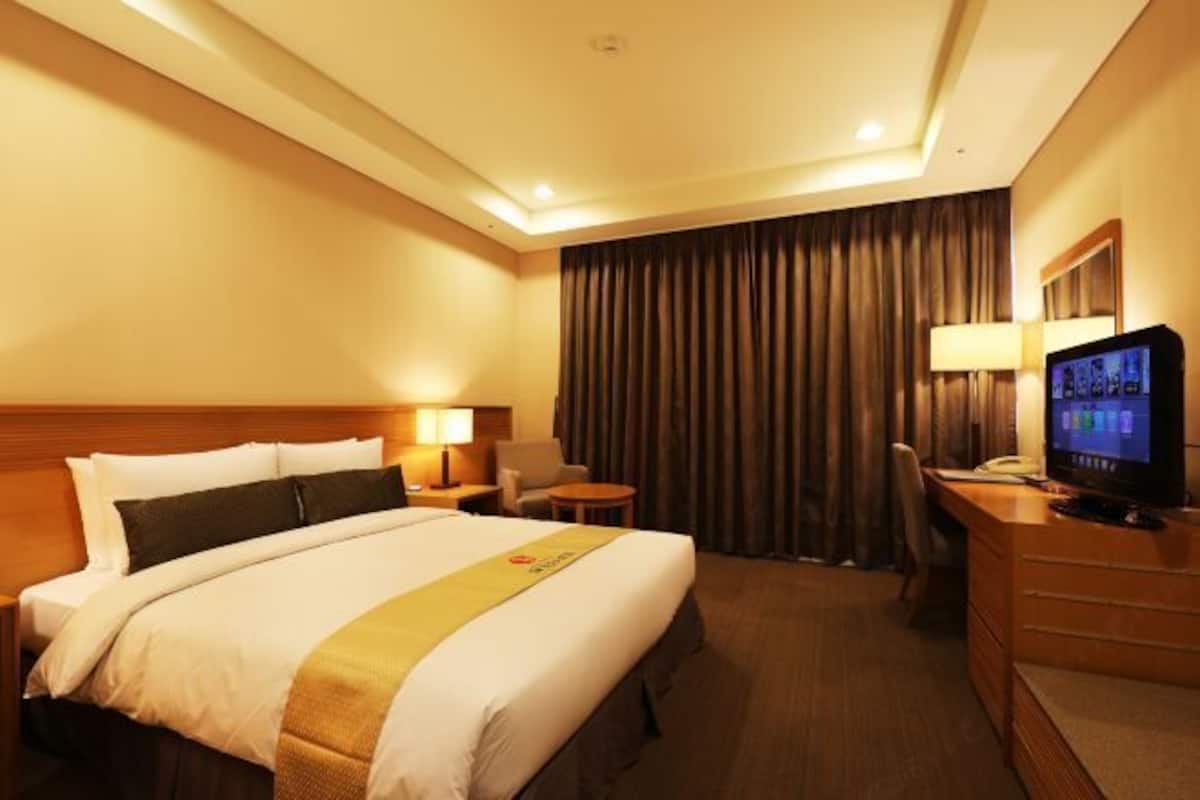 Seprai premium, brankas, meja kerja, dan tirai kedap cahaya