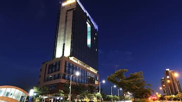 住宿正面 (夜晚)