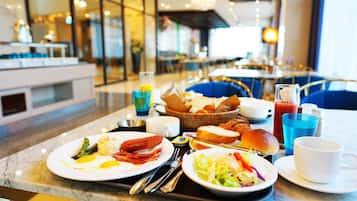 Buffet breakfast for a fee on weekends