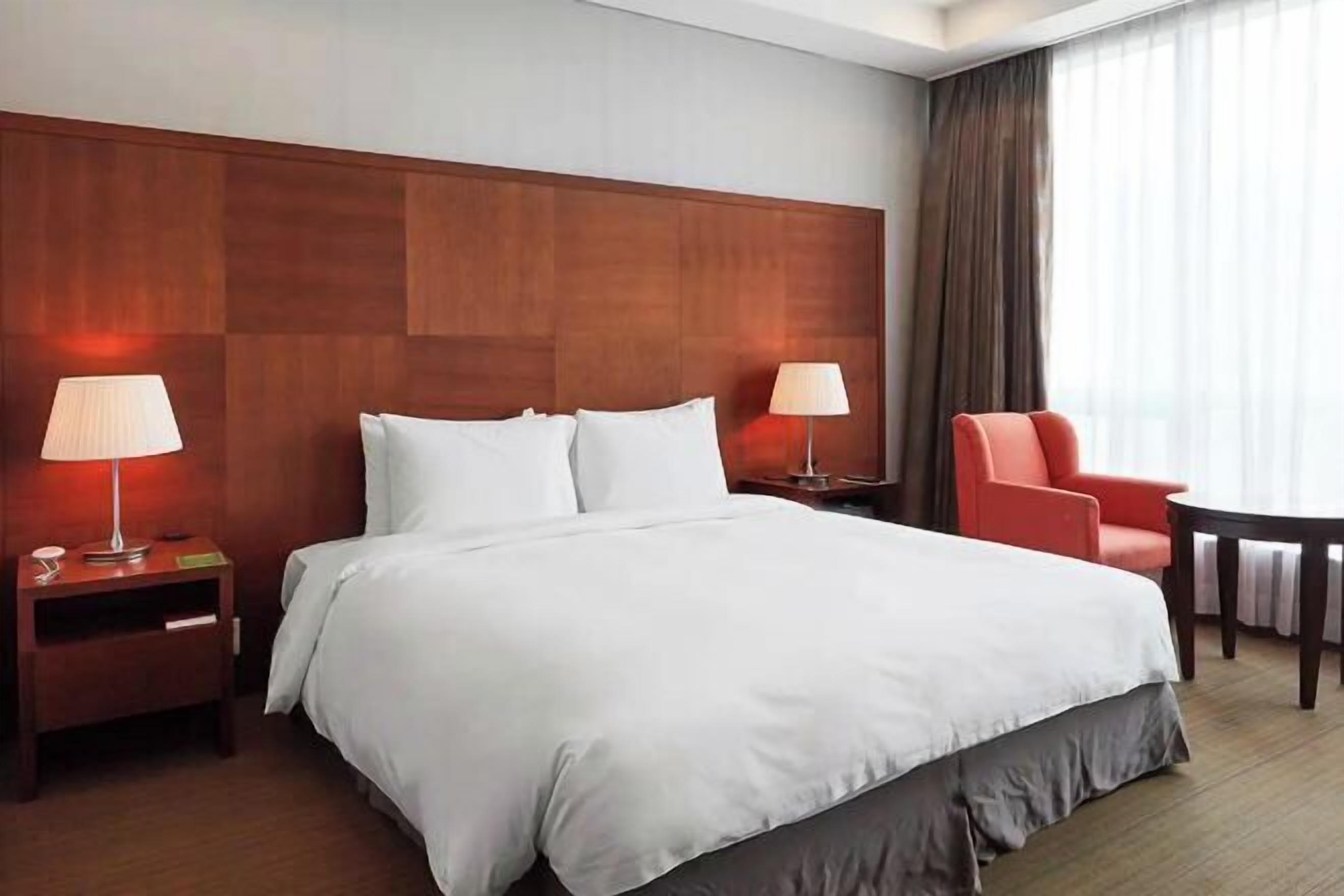 Premium bedding, in-room safe, desk, blackout drapes