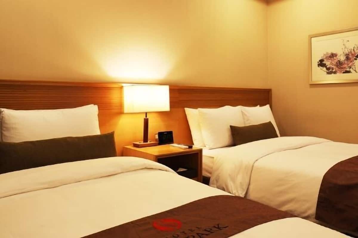 Seprai premium, brankas, meja kerja, dan tirai kedap cahaya