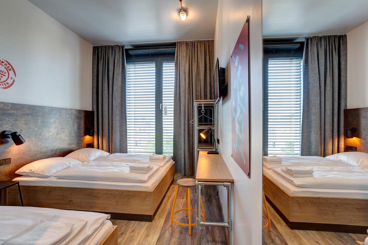 Triple Room | Meja, kalis bunyi, Wi-fi percuma, cadar katil