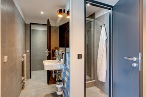 6 - Bed room  | Baño | Ducha, artículos de higiene personal gratuitos y secador de pelo