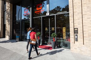 Property entrance - MEININGER Hotel Berlin Tiergarten (Berlin)