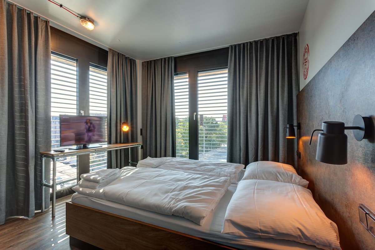 Twin Room | Meja, kalis bunyi, Wi-fi percuma, cadar katil