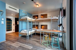 Escritorio, sistema de insonorización, wifi gratis y ropa de cama 
