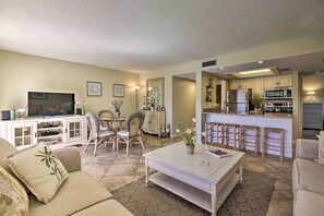 TV, DVD player, stereo - Siesta Key Condo: Resort Amenities, Walk to Beach! (Siesta Key)