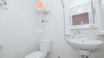 Triple Room | Bathroom | Shower, free toiletries, hair dryer, slippers
