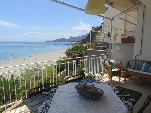 Family friendly and romantic apartment on the beach near Taormina