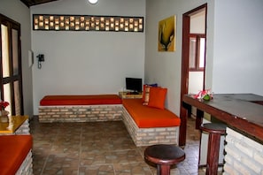 Habitación estándar con 2 camas individuales, 1 habitación, en la zona del jardín | Zona de estar | Una televisión