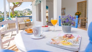 Una tavola imbandita con prodotti per la colazione, una rivista e una bevanda.
