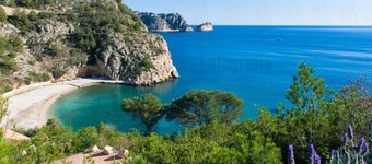 :Villa mediterranea familiar  con piscina climatizada salina y totalm. REFORMADA