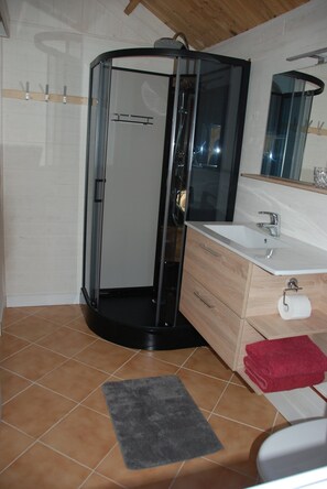 Dusche, Haartrockner, Handtücher, Toilettenpapier
