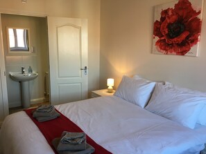 4 bedrooms, iron/ironing board, free WiFi, bed sheets - Beautiful House in Great Location! (ANDOVER)