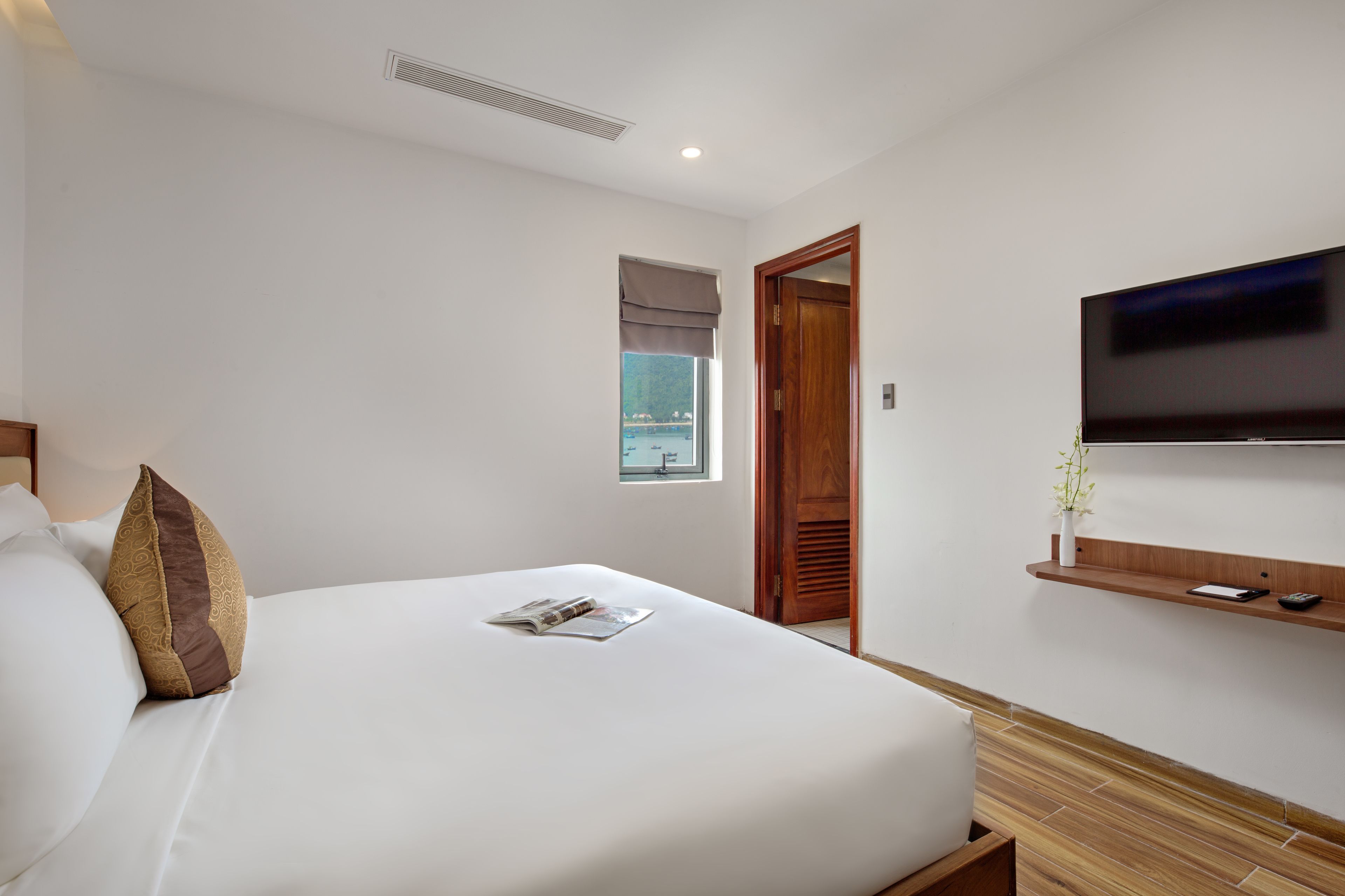 superior double room, partial sea view | premium bedding, in-room safe, desk, laptop workspace