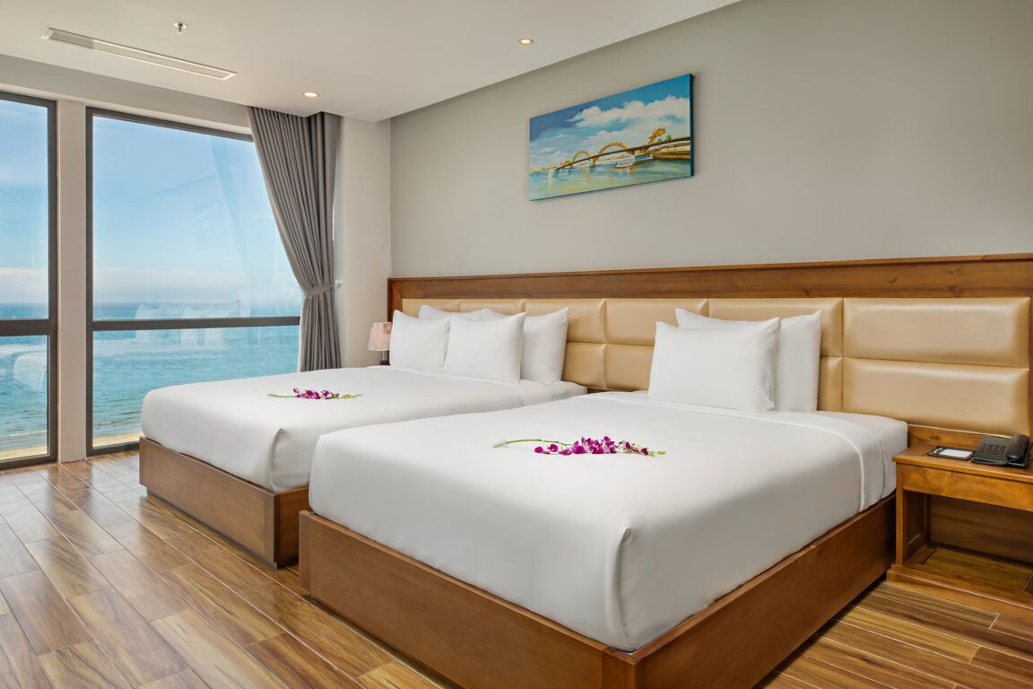suite triple, sea view | premium bedding, in-room safe, desk, laptop workspace