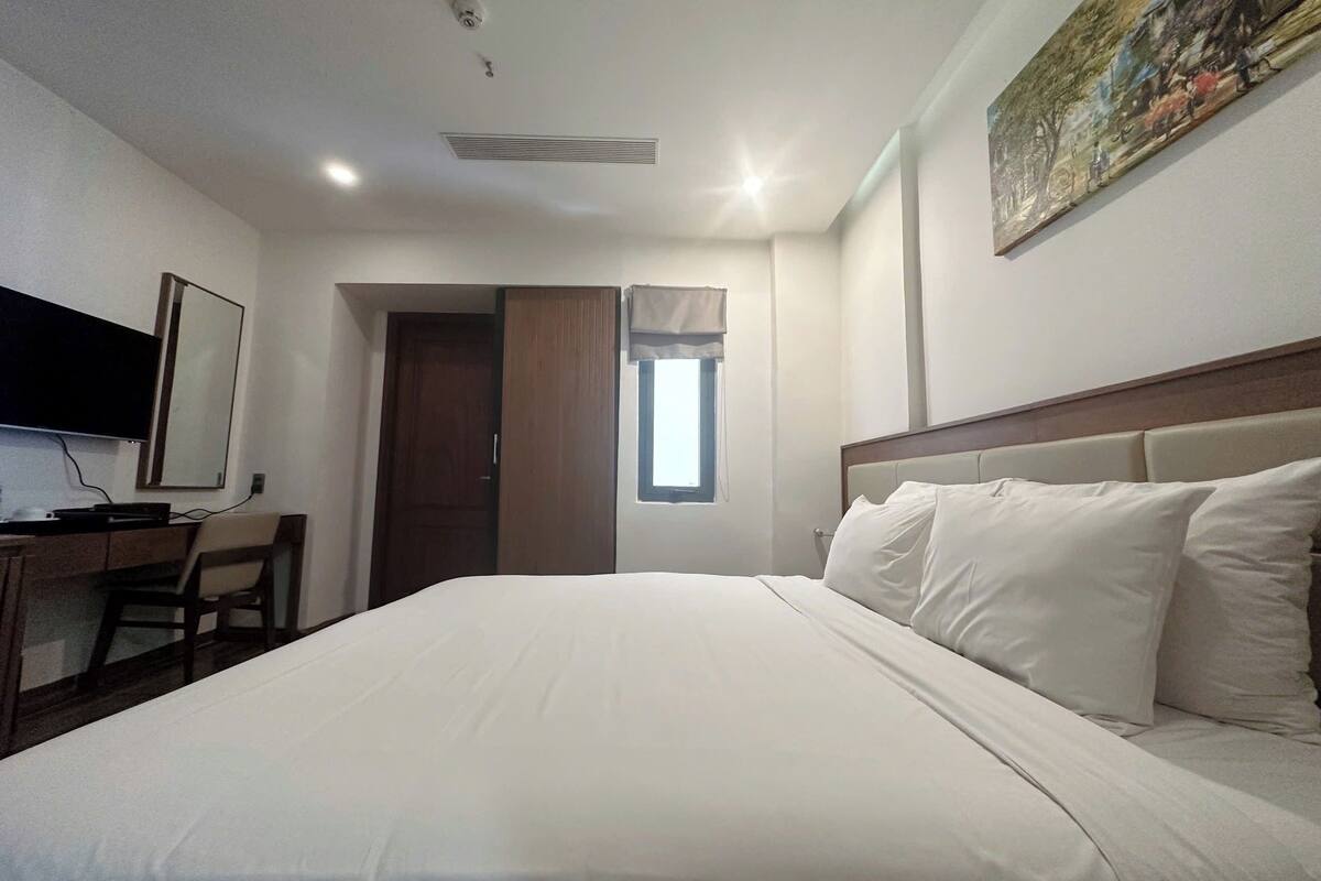 Premium bedding, in-room safe, desk, laptop workspace