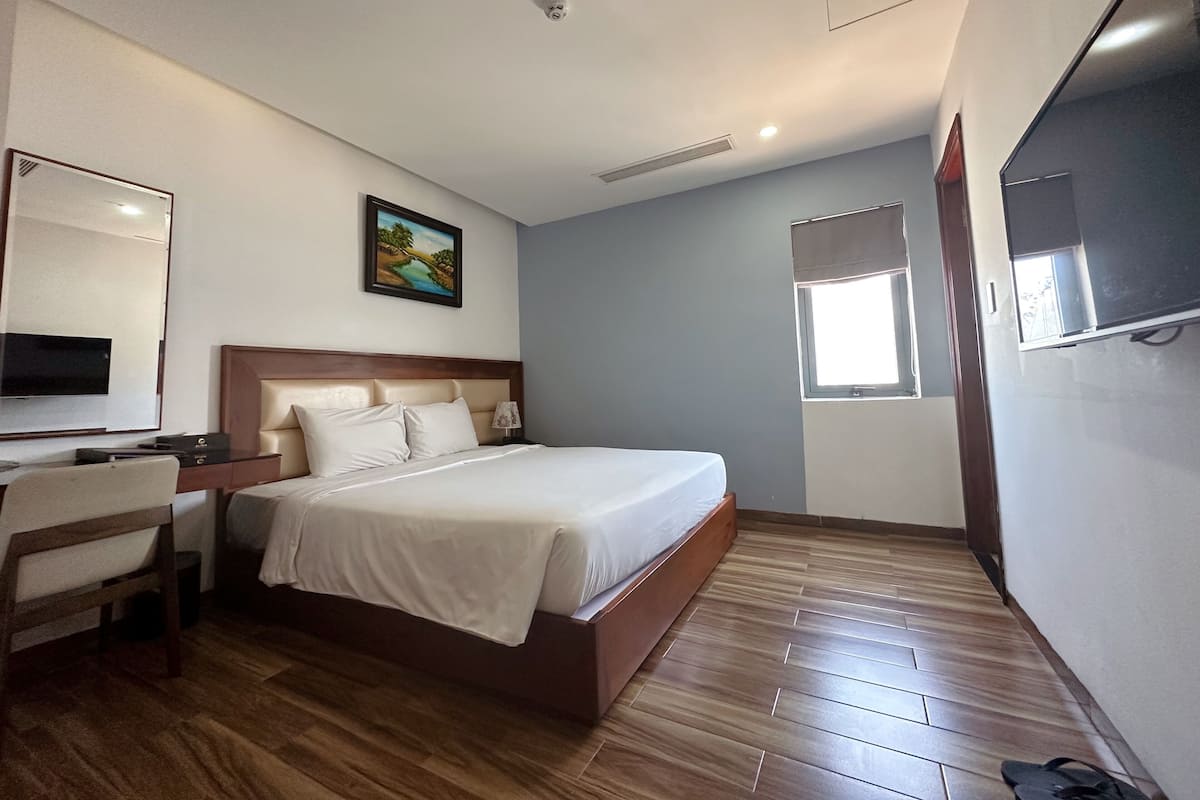 Ropa de cama de alta calidad y caja de seguridad en la habitación