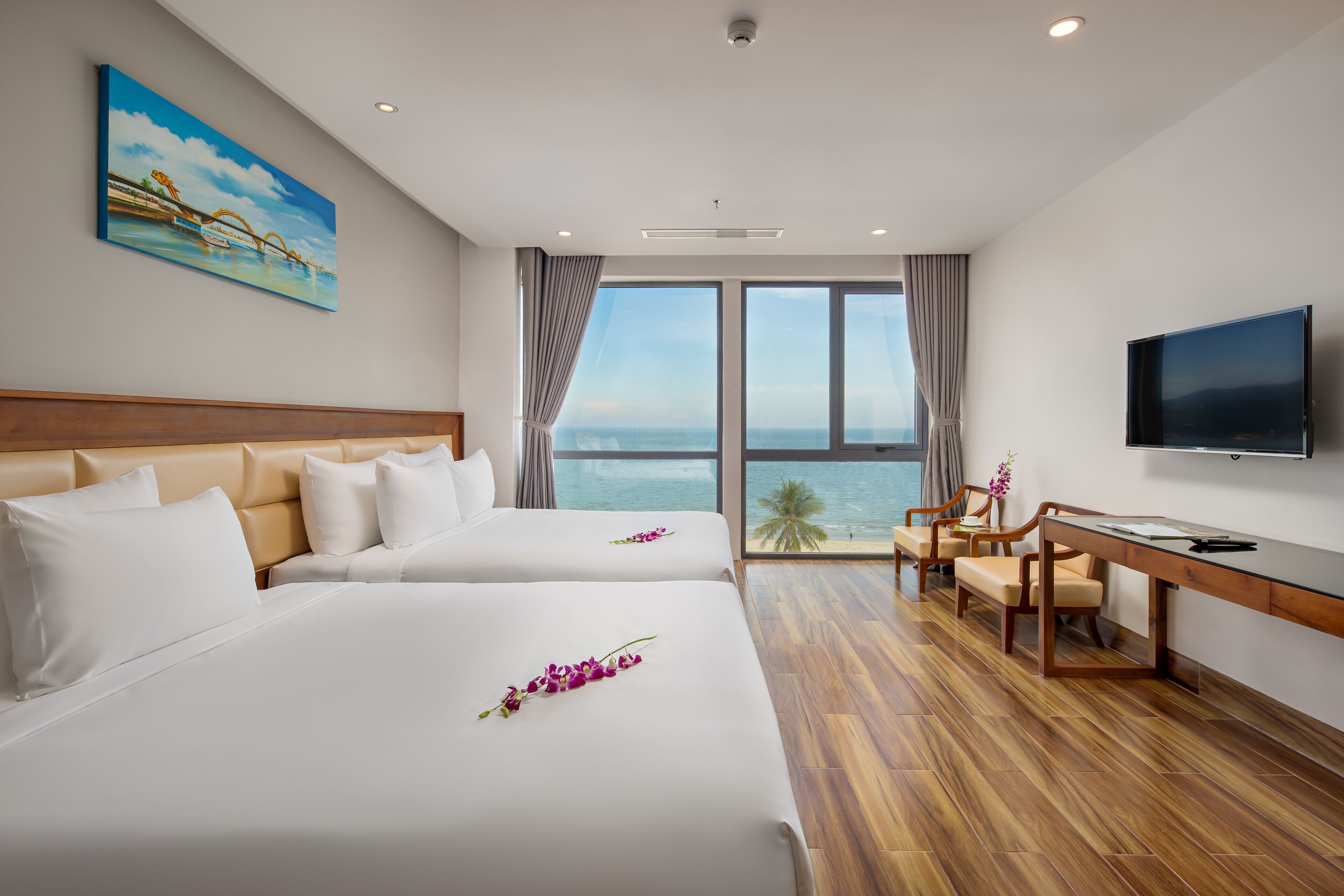 suite triple, sea view | premium bedding, in-room safe, desk, laptop workspace