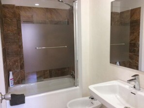 Tina, amenidades de baño gratuitas, secadora de cabello, toallas