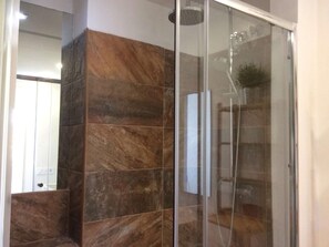 Bathtub, free toiletries, hair dryer, towels