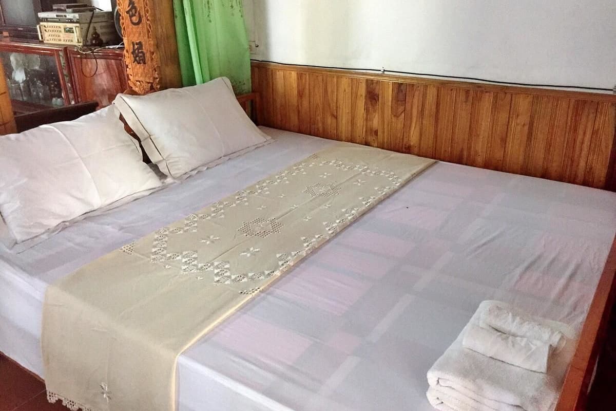 Soundproofing, free WiFi, bed sheets