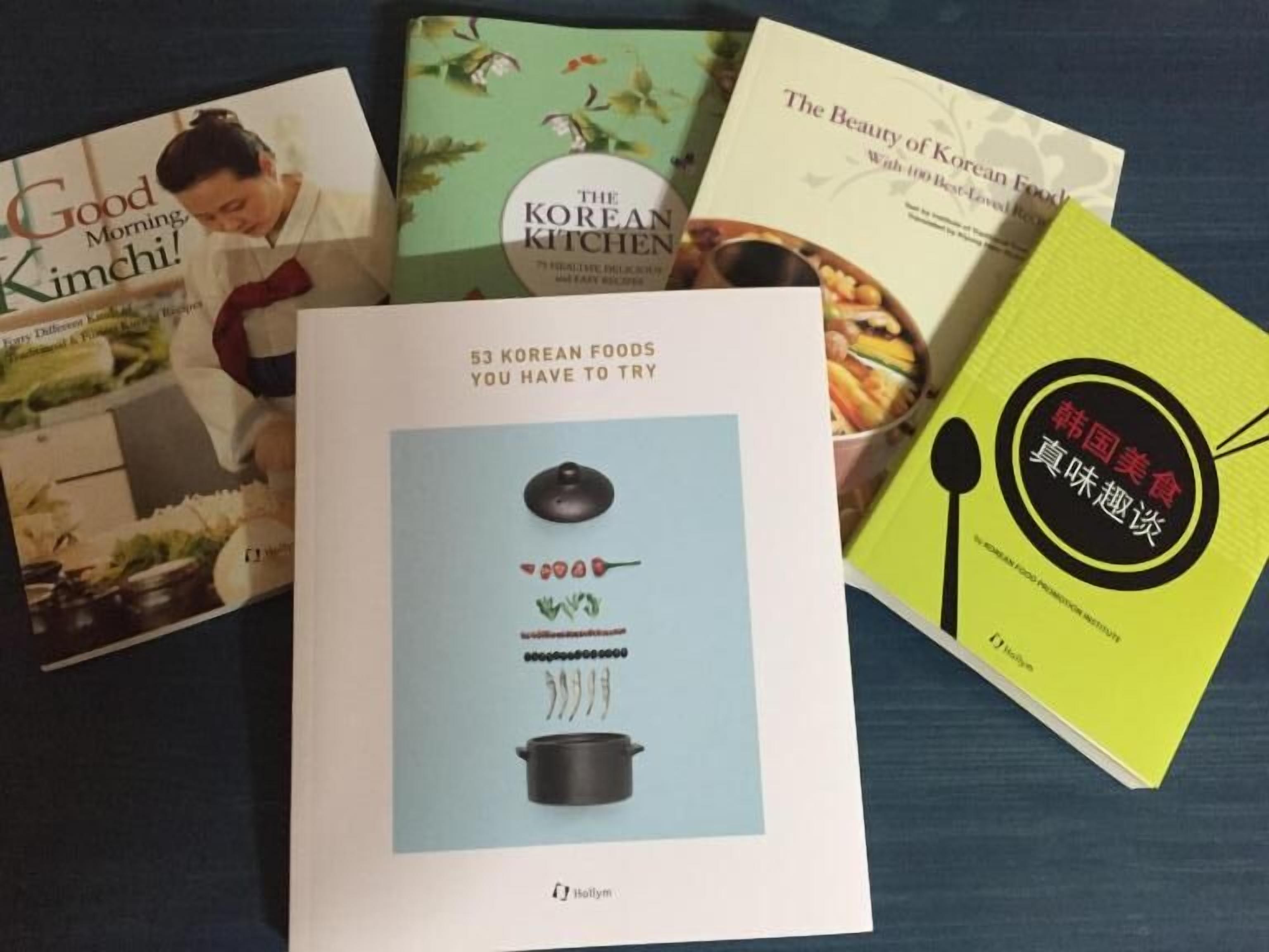 Una colección de libros de cocina coreanos sobre una mesa.