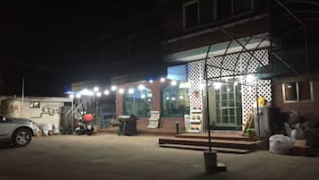 Fachada de la propiedad por la tarde o noche