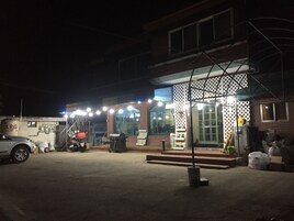 Bagian depan properti - sore/malam