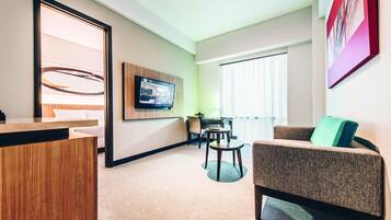 Värdeförvaringsskåp på rummet, skrivbord och mörkläggningsgardiner