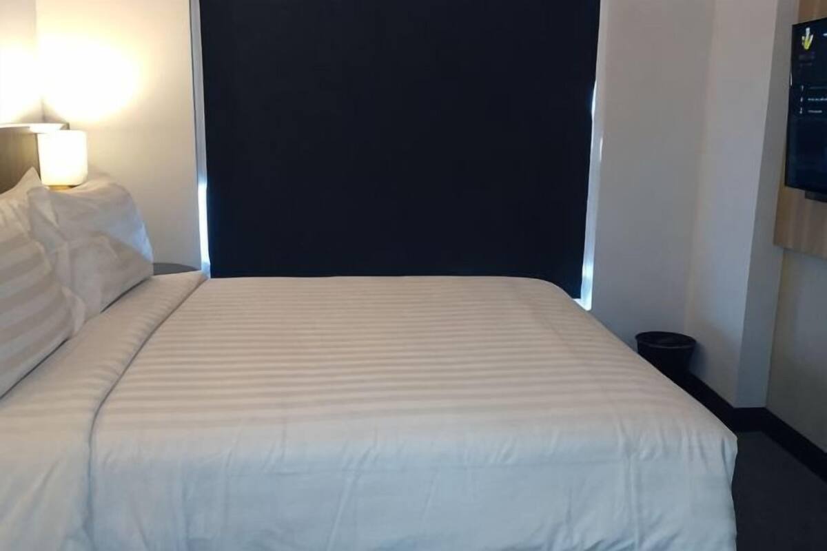 Cofres nos quartos, escrivaninha, cortinas blackout, Wi-Fi de cortesia