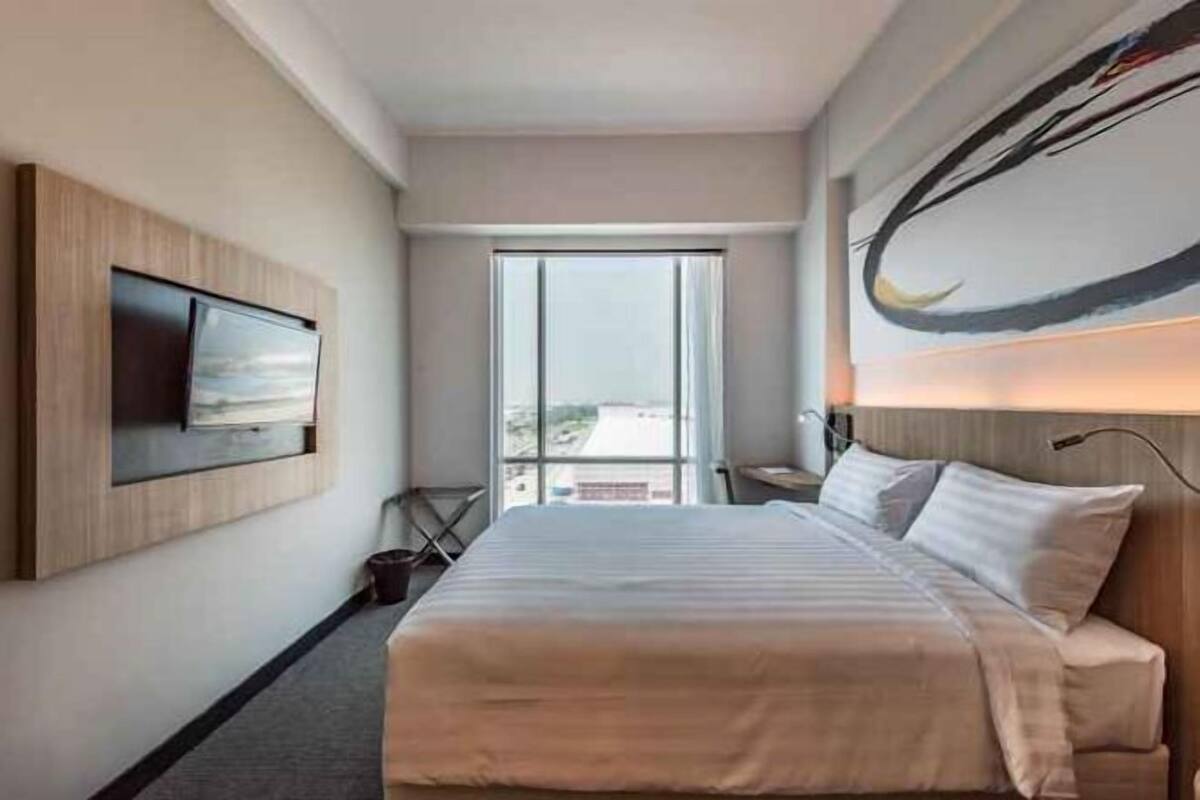 Caja de seguridad en la habitación, escritorio y cortinas blackout