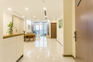 Phòng đôi Superior, 2 phòng ngủ, cao tầng | Khu phòng khách | TV 32-inch có truyền hình cáp 