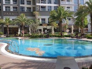 Outdoor pool - Sunflower Luxury Apartment (Ho Chi Minh City)