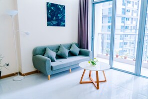 Apartamento Confort, 2 habitaciones, balcón, junto a la piscina | Zona de estar | Televisión de 32 pulgadas con canales por cable