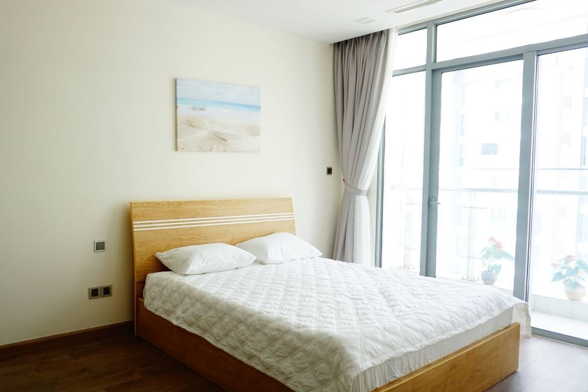 Apartemen Deluks, 2 kamar tidur, balkon | 2 kamar tidur, meja kerja, tirai kedap cahaya, dan setrika/meja setrika