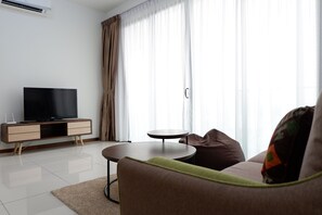 Exclusive-Dreibettzimmer, 3 Schlafzimmer, barrierefrei, Flussblick | Wohnbereich | LCD-Fernseher