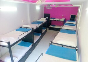 Deluxe Bed in 16-Bed Mixed Dorm - Hangout Hostel HCM (Ho Chi Minh City)