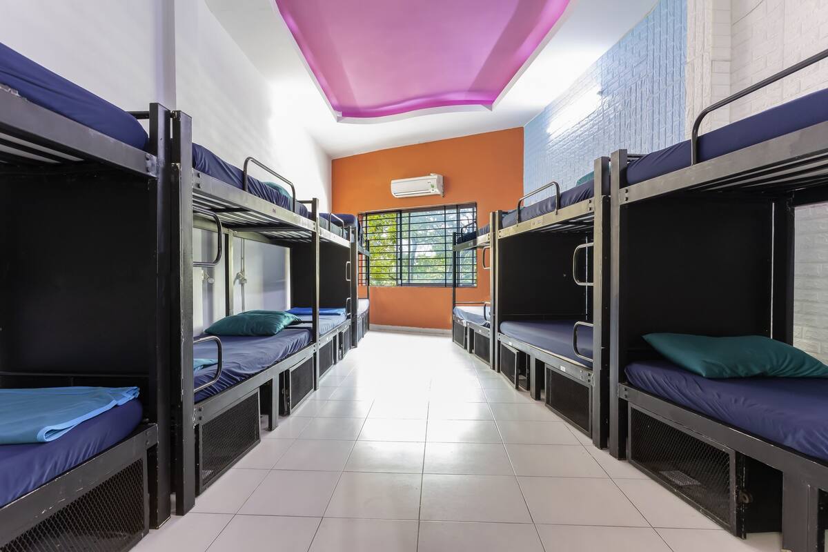 Dormitório compartilhado luxo, em dormitório misto | Cofres nos quartos, escrivaninha, espaço de trabalho para notebook