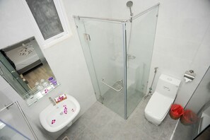 Shower, free toiletries, hair dryer, slippers - My Anh 120 Saigon Hotel (Ho Chi Minh City)