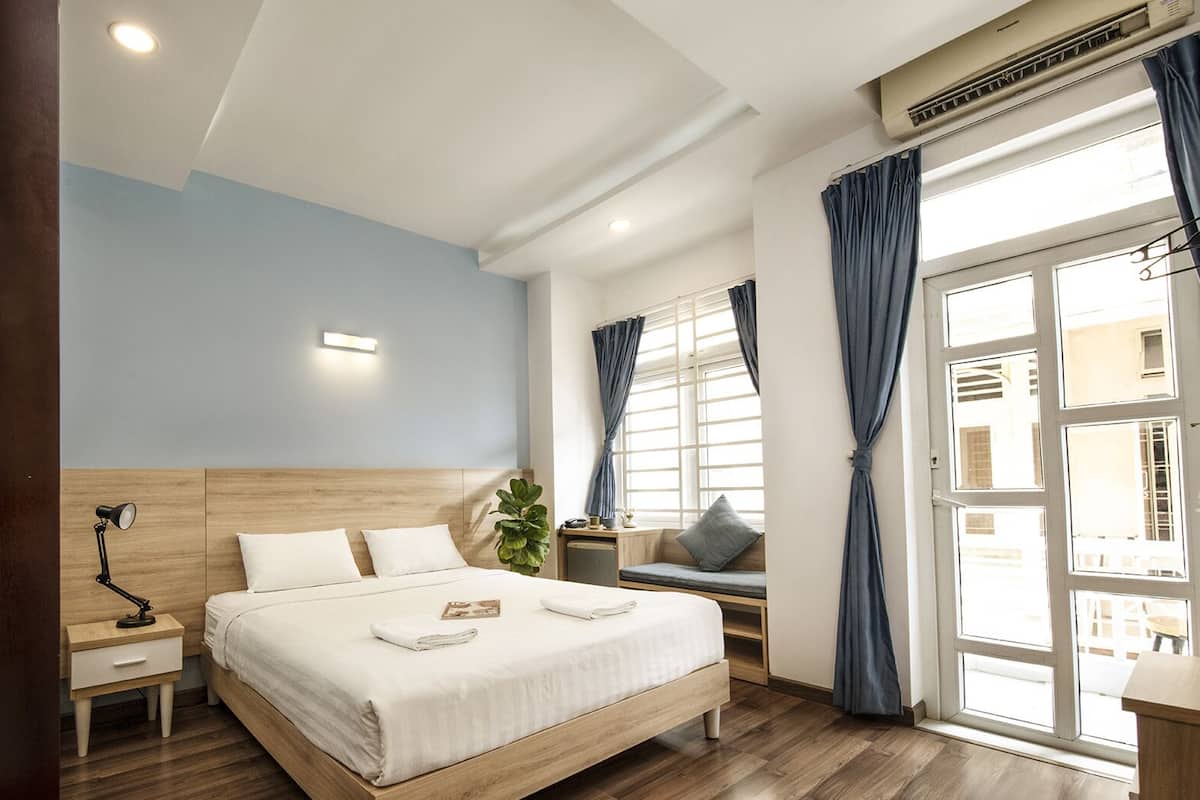 Quarto casal, sacada | Frigobar, escrivaninha, camas extras/dobráveis (sobretaxa)